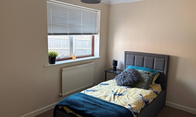 Lakenheath House | 4 - BR - Bungalow in Lakenheath