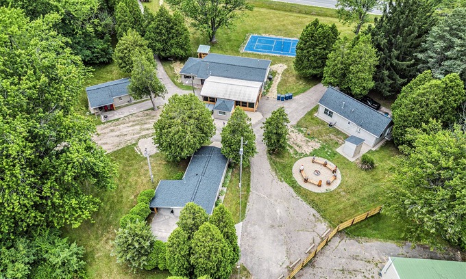 South Haven House | 4-Cabins | Pickleball | Hot Tub | Sauna | Fire Pit | Heated atrium