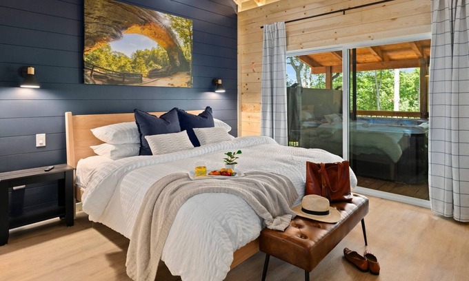 Frenchburg Apartment | 4 King Beds Hot Tub Fire Pit Forest View