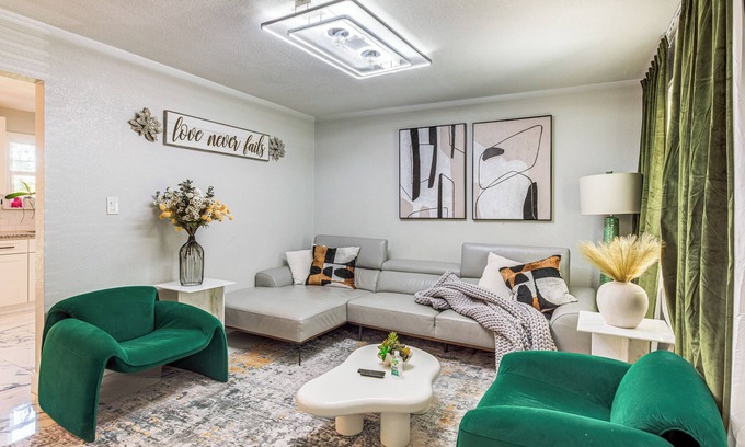 West Arlington House | 4 Mi to AT&T Stadium: Modern Home w/Fenced Yard