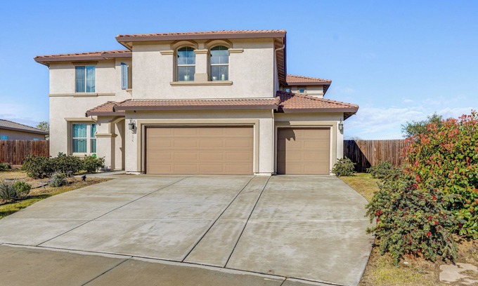 Rosedale House | 4 Mi to CSUB Campus: Spacious Home w/Yard