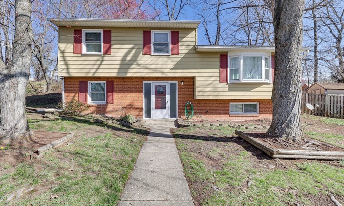 Walker Mill House | 4 Mi to Northwest Stadium: Inviting Home!