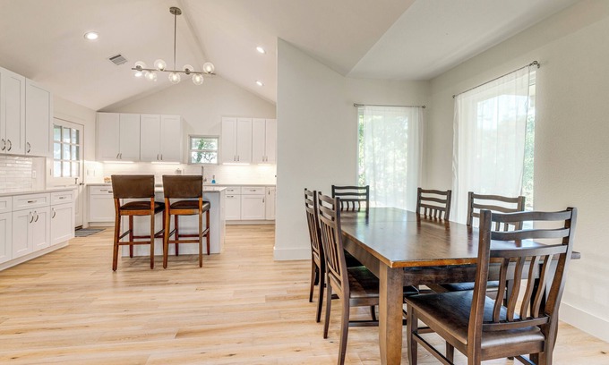 Highland House | 4 Mi to UT Austin: Bright & Modern Family Home