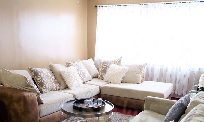 Queens House | 4 miles or 10 minutes from JFK Airport! Entire 2,100 sq ft Family-sized unit