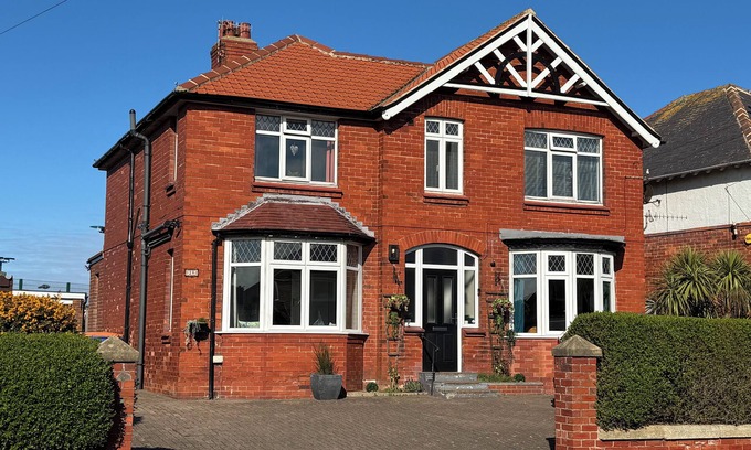 West Cliff House | 4 NIGHTS FOR PRICE OF 3 - 6 bed/6 bath, sea views/garden/parking/Sky