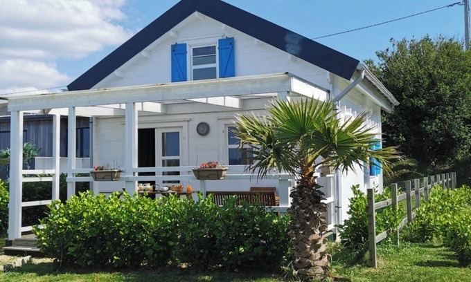 Plouarzel Ski Chalet | 4-person chalet overlooking the Mer d'Iroise, beaches 150 m away