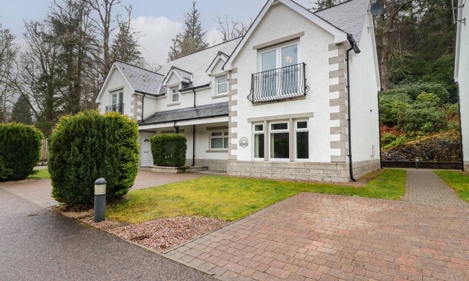 Invergarry House | 4 RIVER COURT, family friendly, with a garden in Invergarry