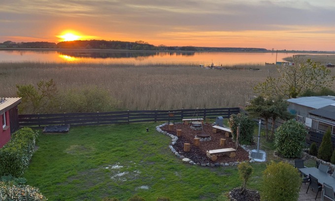 Molschow House | 4*Villa-WATER-FACILITY-WINTERGARDEN-BRÖTCHENSERVICE-KAJAKS-SAUNA-GARDEN-GRILL LOUNGE