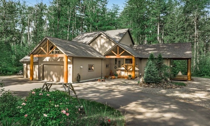Mount Hood Village House | 4000sqft, 1-acre Custom Cabin Retreat w Game Room, Hot Tub & Sauna @Mt Hood