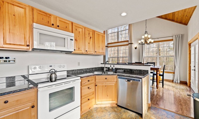 Fletcher Cabin | 45 mins to AVL - Sleeps 8 - Mountain Views - Deck