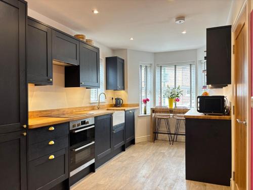 Horsham House | 4BR - 3BA - Fast Wi-Fi - Free Parking - Garden - EV Point