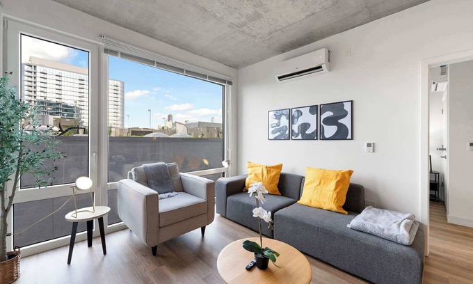 River North Hotel | 4BR City Retreat, Great for Business & Family