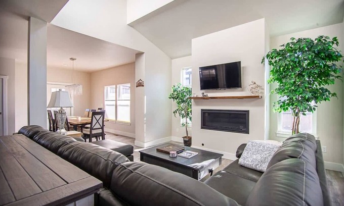 Leadville House | 4BR Mountain Home | Fireplace, King Beds, Fast Wi-Fi