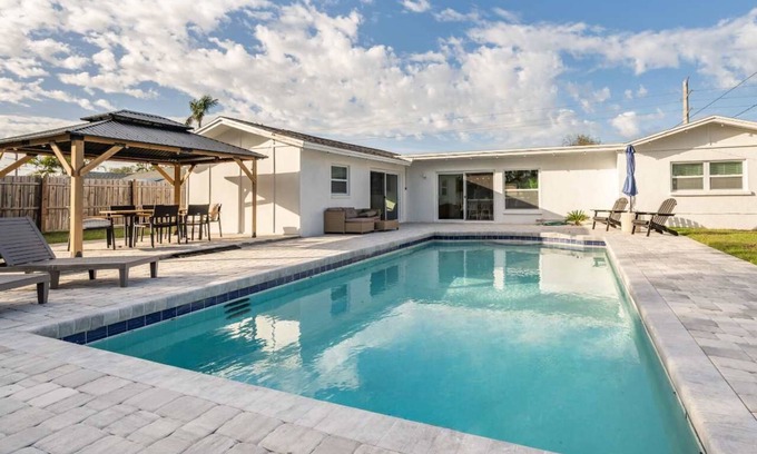 West Bradenton House | ‼️4BR Oasis w/Heated Pool Near Anna Maria Island