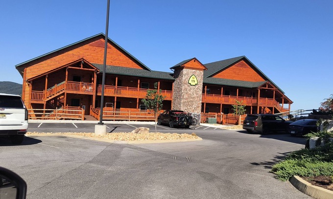 Gatlinburg Resort | 4BR Resort Cabin with views of charming Gatlinburg and the National Park!