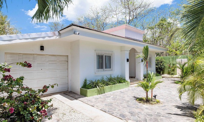 Santa Barbara House | 4BR Villa Close to Beach in Palm Beach Estates