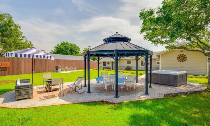 Dripping Springs House | 5/2 private hot tub, pool, fireplace & firepit