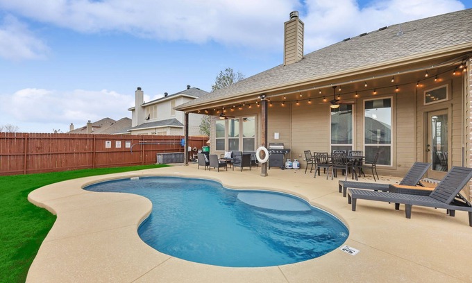 Waxahachie House | 5-Bed/2-Bath Pool & Backyard Retreat