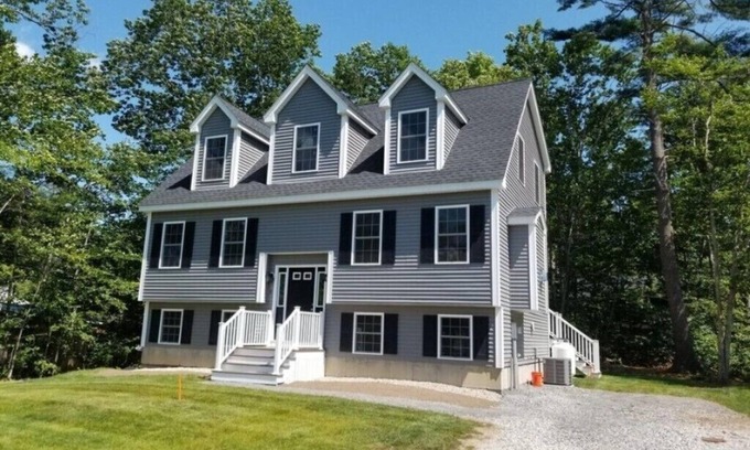 York Beach House | 5 bed 3 bath, Dog Friendly, ~5 minute walk to Long Sands beach bathhouse