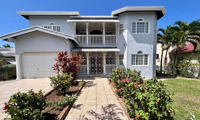 Runaway Bay Villa | 5 Bed Villa Sleeps 14 - Private Pool