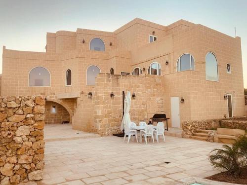 Birbuba Villa | 5 Bed Villa - Sleeps 8 - Pool - Garden - Parking