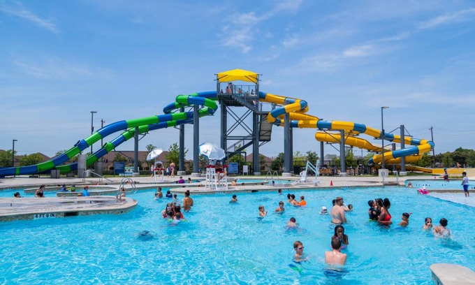 Scenic Heights House | 5 Beds 4 Baths.15 Mins to DT Denver. Property in Arvada with many amenities!