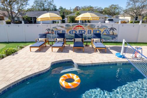 Seminole House | 5 Br Tiki Bar Retreat Pool Hot Tub Putt Putt Games