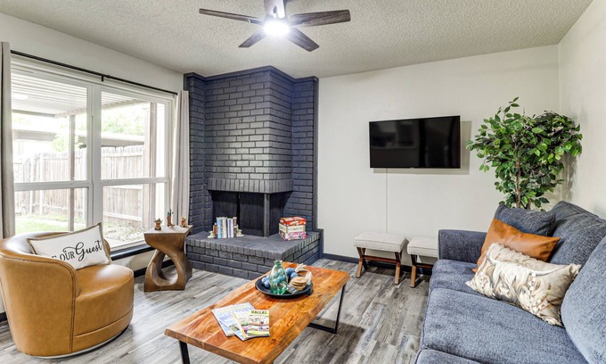 West Arlington House | 5 Mi to AT&T Stadium: Townhome w/Community Pools!