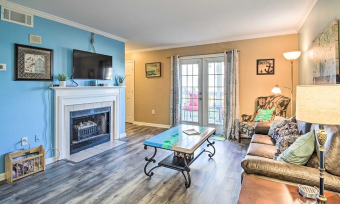 Gulf Shores Apartment | 5 Mi to Beach Gulf Shores Condo with Perks!