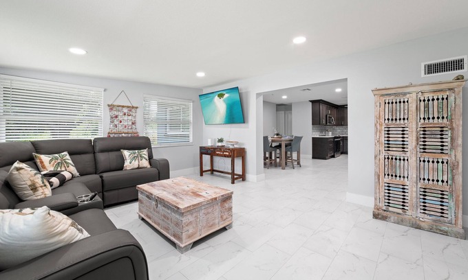Iona House | 5 Min to Sanibel 10 Min to FMnBeach 4BR Oasis