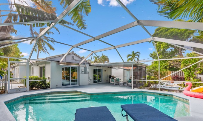 Singer Island Villa | 5 min Walk to Beach ~ Pool ~ Beach Chairs