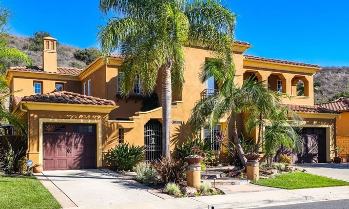 San Onofre House | 5 minutes to beach. Luxury estate with private pool, hot tub, firepit & privacy
