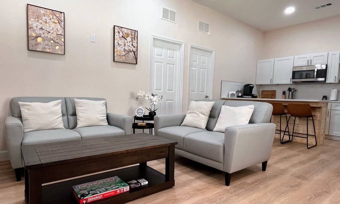 Terrace Park House | 5 minutes to Busch Garden theme park! Cozy two-bedroom bungalow