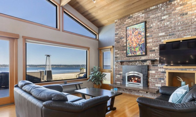 Bells Beach House | 5 minutes to downtown Langley I Beachfront I Whale Watch I Dogs Ok