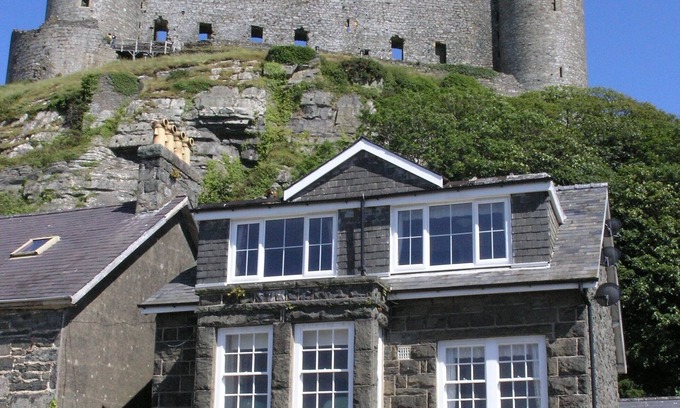Harlech House | 5*property At Harlech Is Situated At The Foot Of The Castle Sleeps 12