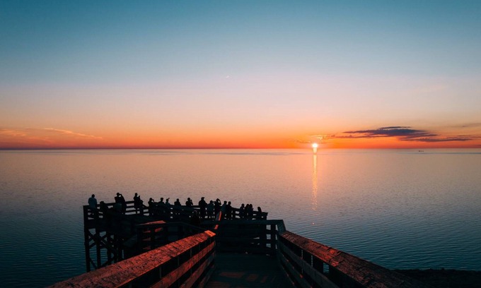 Traverse City Condo | ♛ 539 Bay St ⁀➷ 2BDR Lake View 1st Floor Condo steps to Beach!