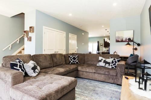 Jasper Place Apartment | 5BDRM Bright Modern Home-King Bed-Garage-Sleeps 12