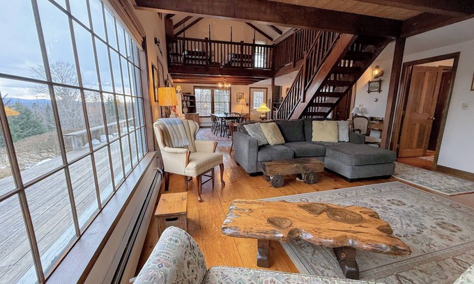 Whitefield House | 5H Charming hilltop Farmhouse with Stunning Views, near Mountain View Grand Resort!