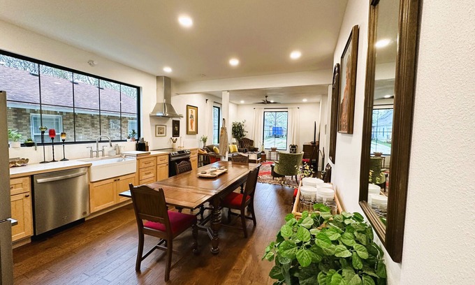 Springfield House | 6 Bed, 3 Bath! Right by MSU, Downtown SGF!