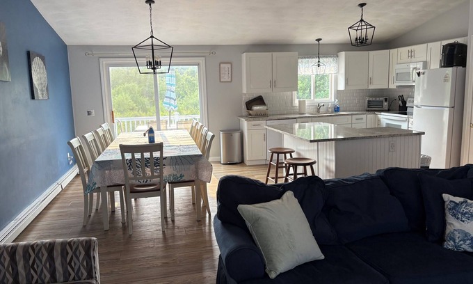 Eastward Look House | 6 Bed Vacation Rental! Short walk to Beach-