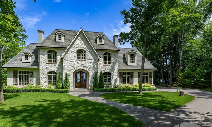 Innisfil Cottage | 6 Bedroom, 5 Bath on Kempenfelt Bay on Lake Simcoe
