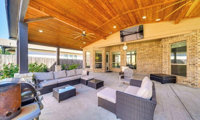 San Antonio House | 6 Mi to SeaWorld: Pet-Friendly Home w/Pool Access