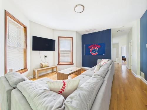 Wrigleyville Apartment | 6 Min Walk to Wrigley King Bed and Parking