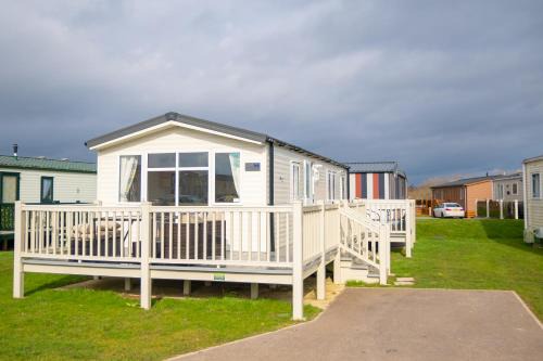 Dogdyke Resort | 64 lancaster The lazy willow 3 bedroom hot tub caravan tattershall lakes