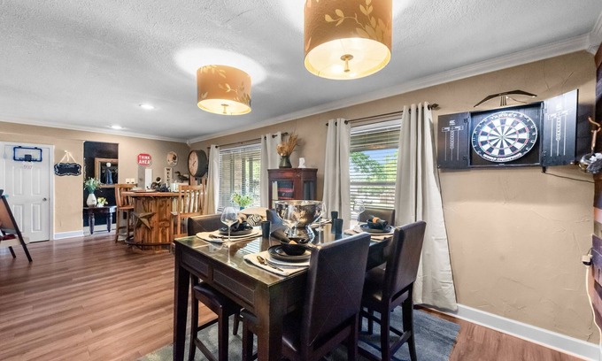 West Arlington House | 6mi from AT&T-POOL-INDOOR BAR-2KING-1QUEEN-sleeps 12
