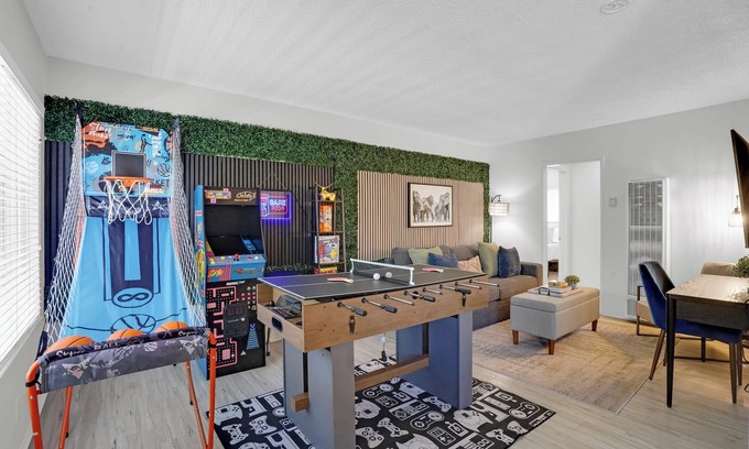 Eastside Apartment | 6th Haven, Arcades, King Size Bed, Fun Games, 1 Mile to Beaches, AC Unit, Fits 6