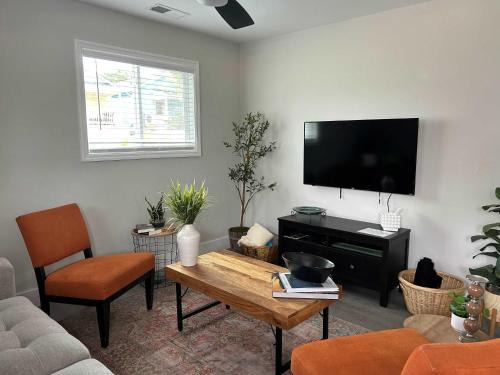 East Durham House | 7 Min walk to Golden Belt - 4 Min Drive to Downtown - 7 to Duke