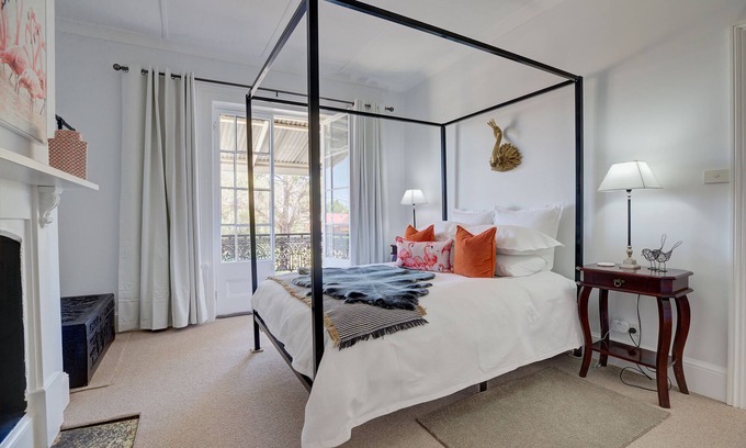 Central Mudgee Apartment | 70 On Mortimer "The Flamingo Room"