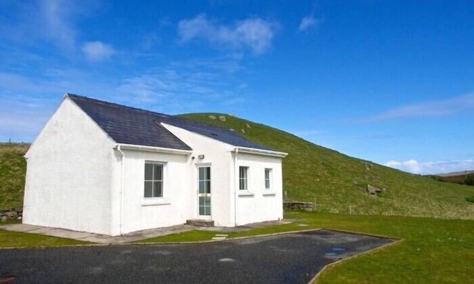 Ardroil Cottage | 7B ARDROIL, pet friendly, with a garden in Uig Isle Of Lewis
