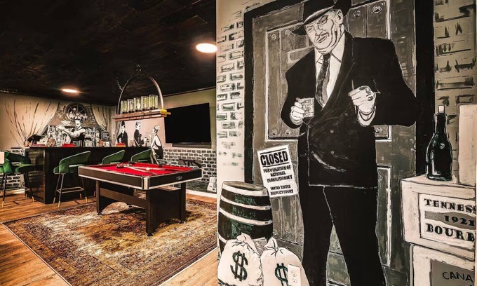 McGaheysville House | 7BR Mega Mountain Lodge! Golf Simulator, Speakeasy